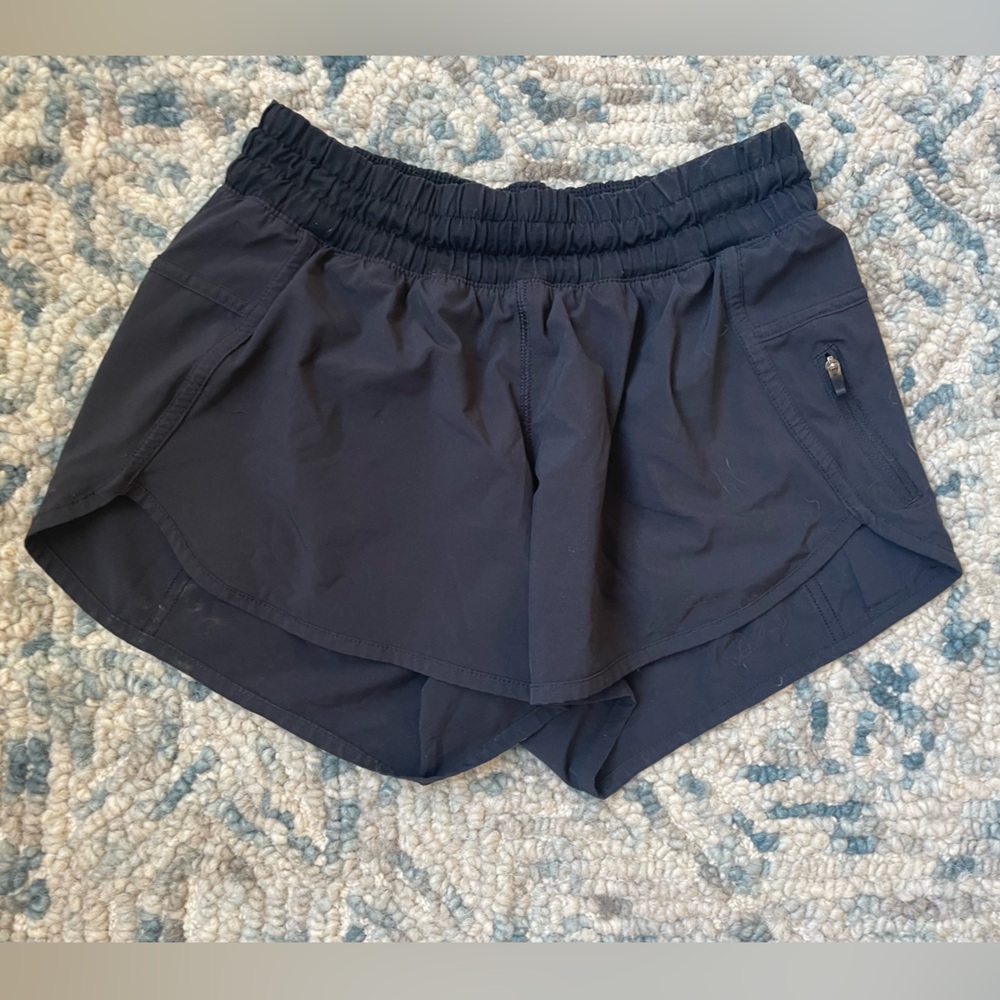 Lululemon Womens Black Tracker lined short 4” size 6